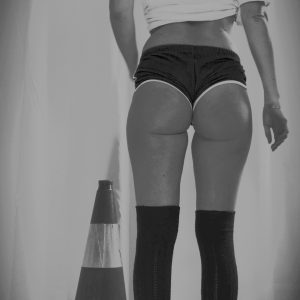 photo en noir et blanc d'une femme de dos en culotte noire, t-shirt blanc, sur des rollers représentant le soin Lifting Colombien chez Louise Expert Muse - Massages et bien-être 2 rue André Amanieu 33130 Bègles